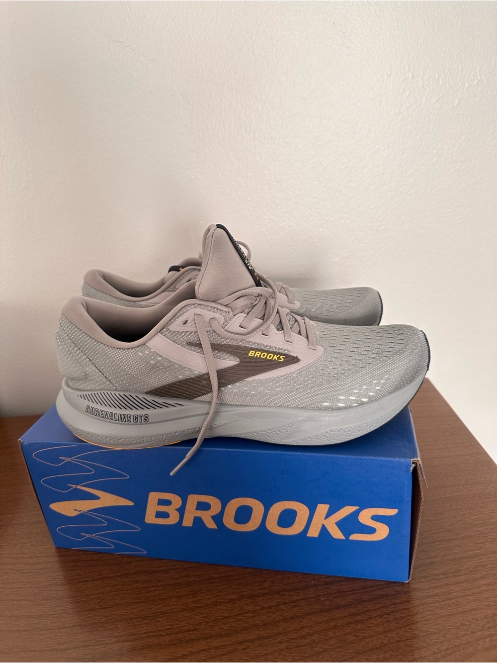 Brooks Light Gray Athletic Running Shoes with Brown Accent